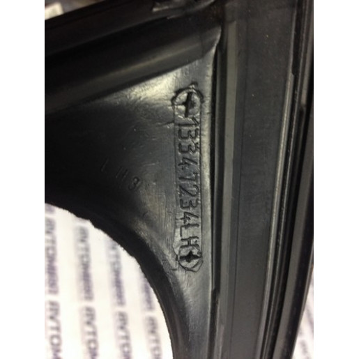 Уплотнитель передней левой двери Opel Astra J 2009- 13347234